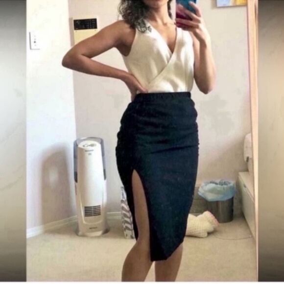 New Pencil Skirt With Front Slit a size XS - Picture 5 of 14